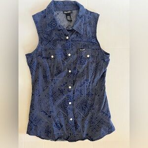 Wrangler women’s sleeveless Southwestern Snap western shirt navy geometric print